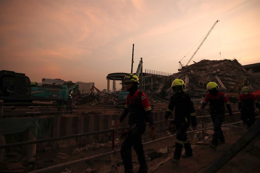 Rescatistas  buscan sobrevivientes en Birmania tras terremoto que deja más de mil muertos