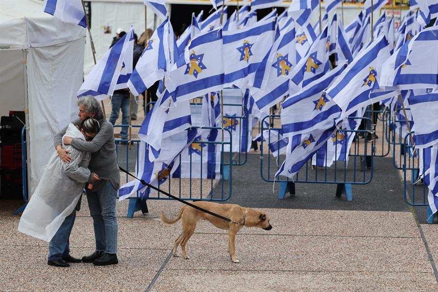 Hamás entrega los ataúdes con los cuerpos de cuatro rehenes israelíes