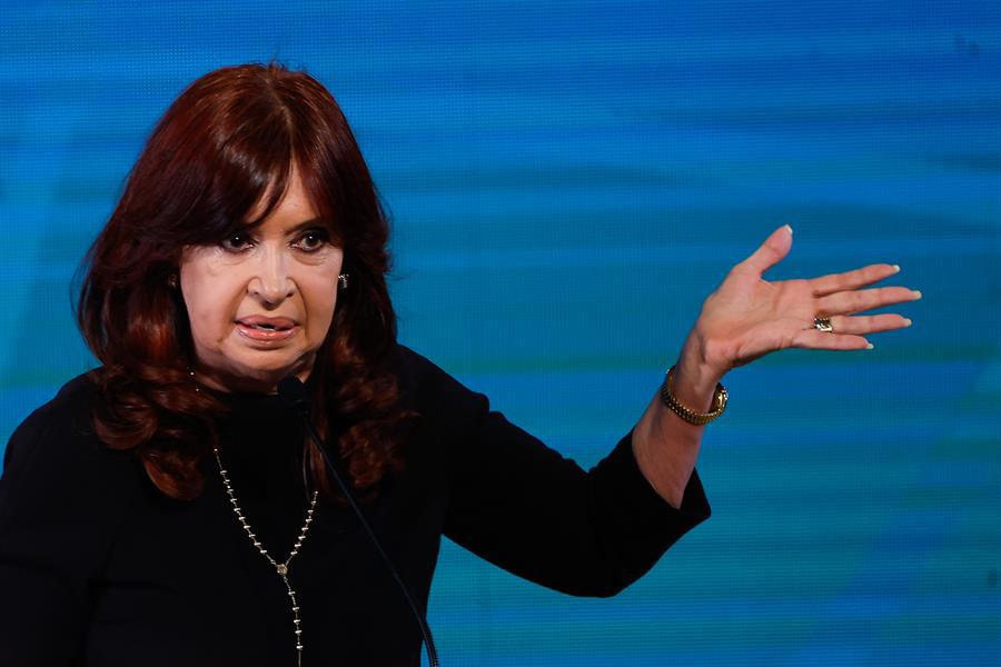 Cristina Kirchner considera un “precedente alarmante” extradición de Assange