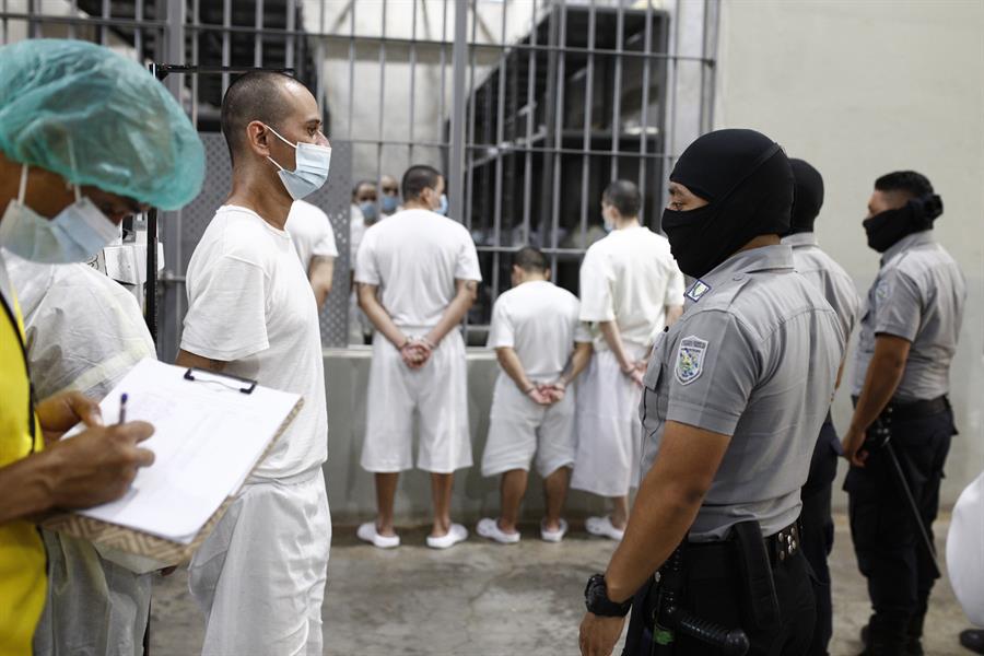 Familiares de venezolanos presos en El Salvador piden a Bukele liberarlos