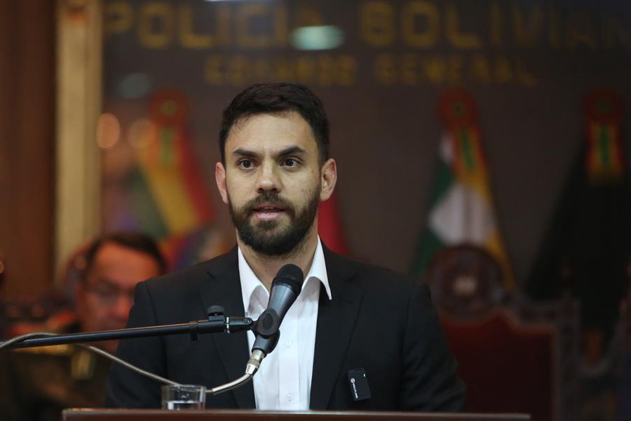 Ministro acusa a Evo Morales de disparar a policías y evitar un puesto de registro