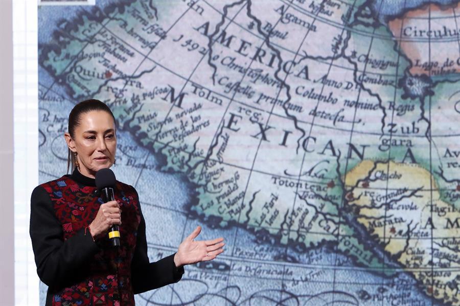 La mandataria mexicana, Claudia Sheinbaum, muestra un mapamundi en su conferencia de prensa matutina.