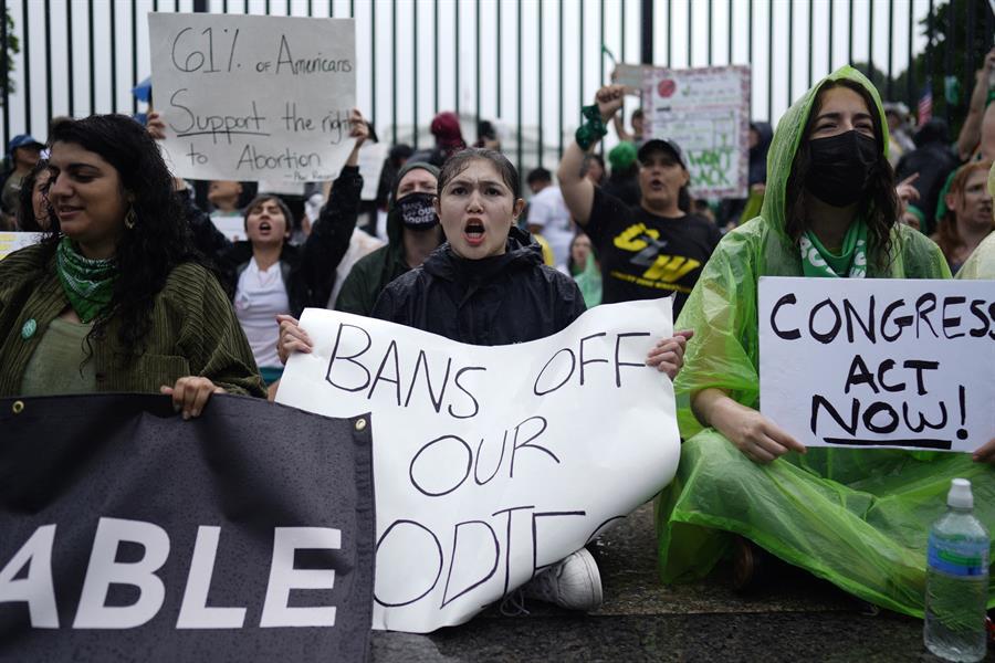 Cientos protestan frente a la Casa Blanca por la sentencia del aborto en Estados Unidos