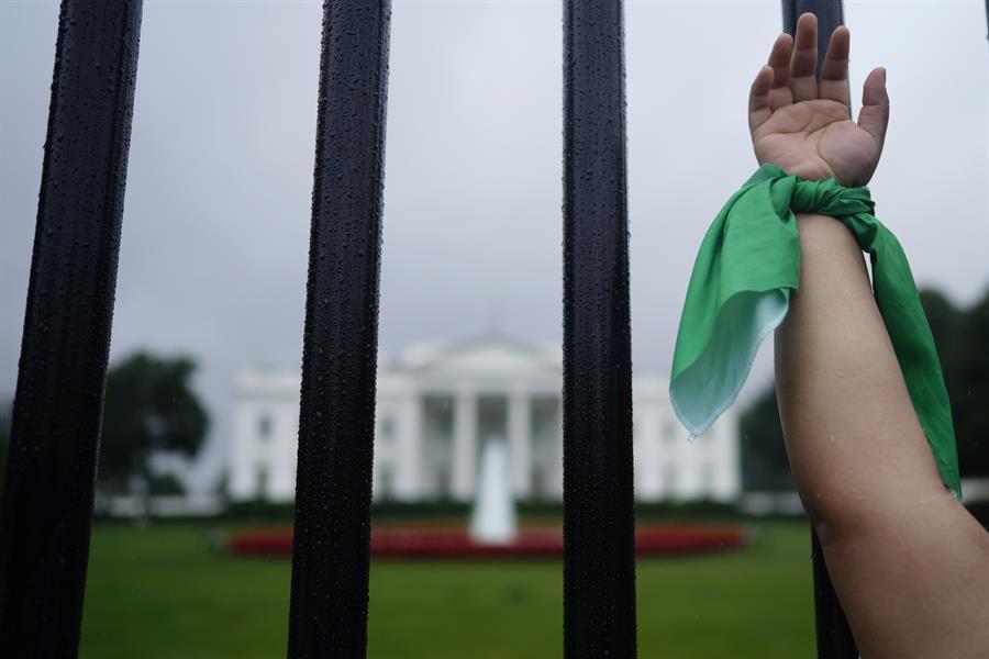 Las protestas programadas de costa a costa llegarán como respuesta a un borrador de fallo final filtrado en medios en el cual la Suprema Corte de Estados Unidos, de mayoría conservadora, estaría considerando derogar la decisión del emblemático caso “Roe vs. Wade”, que en 1973 garantizó el acceso legal al aborto en todo el país.