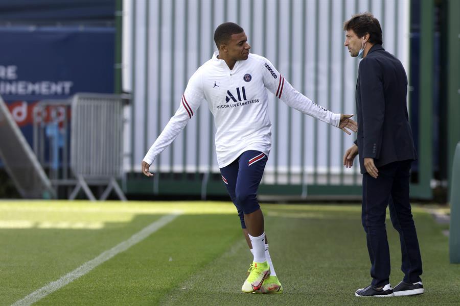 Mbappé junto al exdirector deportivo delPSG Leonardo Nascimento de Araújo.