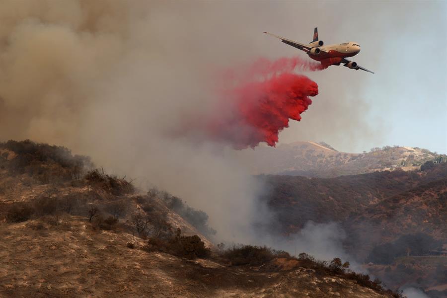 Con aviones lanzan retardante en las zonas forestales afectadas por los incendios.