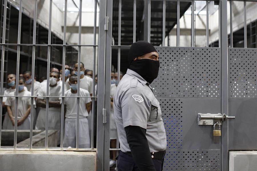 Familiares de venezolanos presos en El Salvador piden a Bukele liberarlos