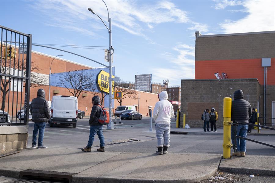 Inmigrantes salen a ganarse la vida pese al miedo a las redadas en Nueva York