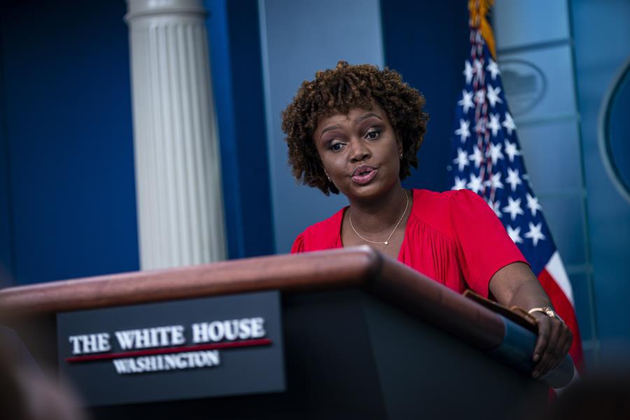 Inmigrante hace historia al convertirse en la primera portavoz de la Casa Blanca de raza negra