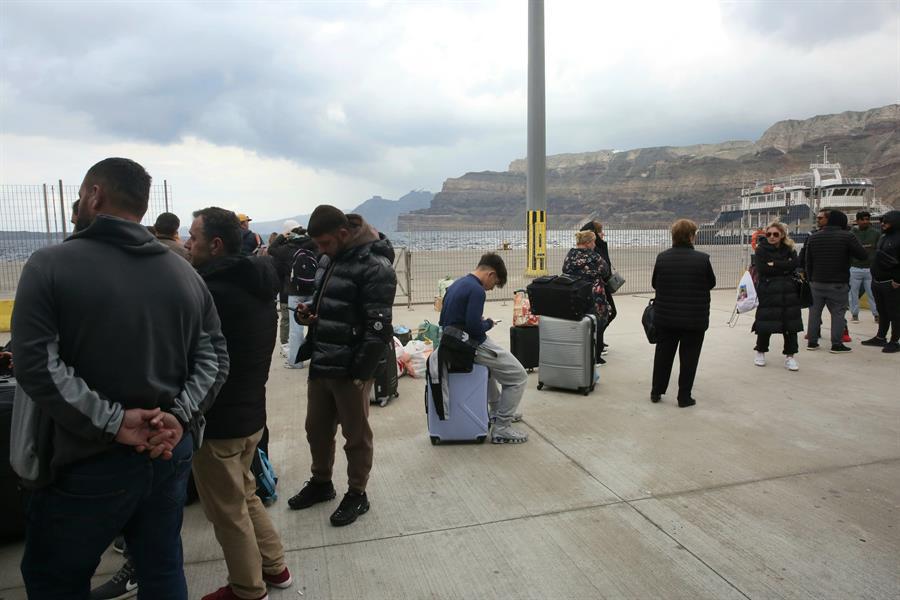 Miles de personas huyen de Santorini ante el temor de un gran terremoto