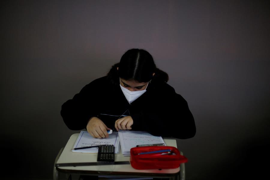 El Salvador anuncia el uso voluntario de mascarilla en escuelas y universidades