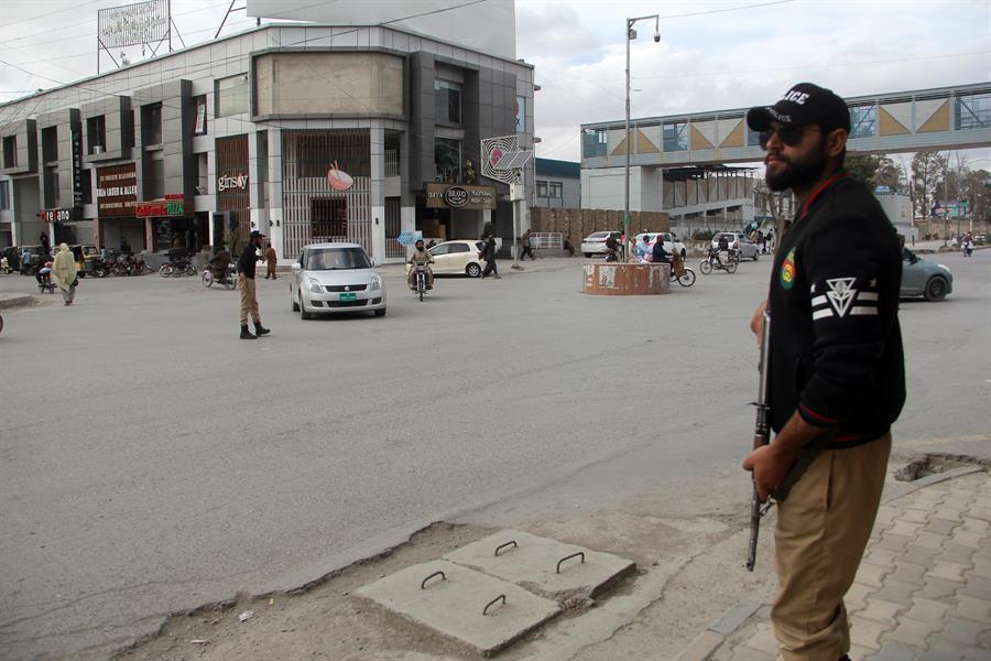 Grupo armado toma más de 180 rehenes tras el secuestro mortal de un tren en Pakistán