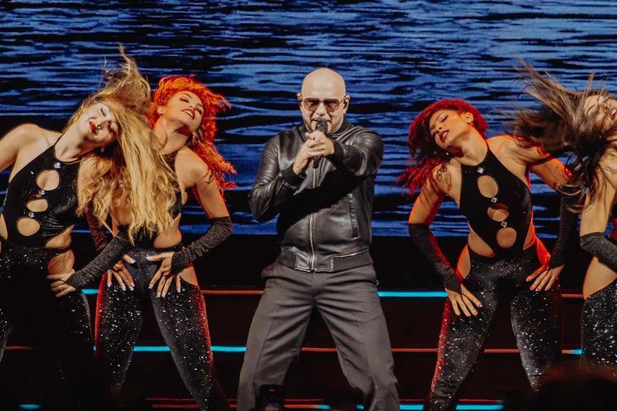 Miles de calvos convierten un concierto de Pitbull en un récord mundial Guinness