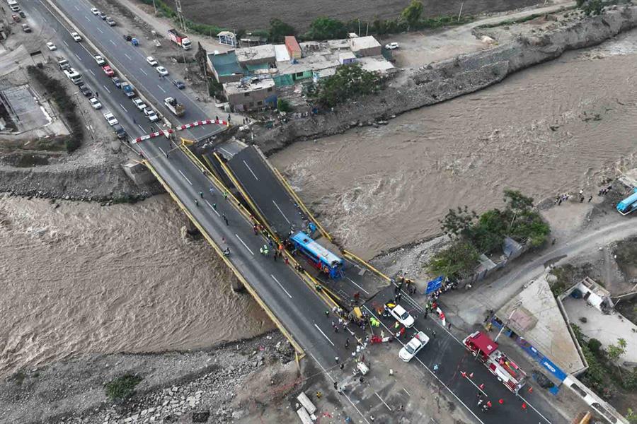 Colapso de un puente deja al menos tres fallecidos en Perú