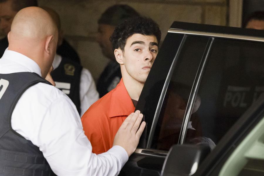 Mangione llega a Nueva York y es acusado de cargos federales de asesinato, armas y acoso