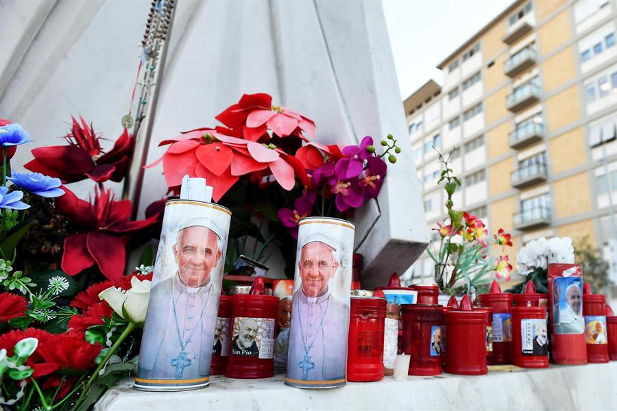 Fieles rezan por la recuperación del Papa en improvisado altar en el hospital Gemelli