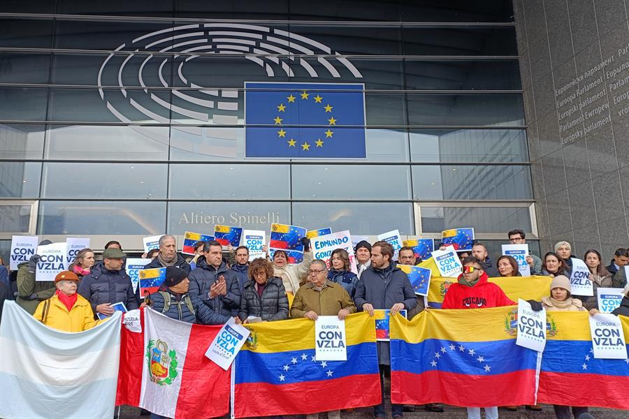 Oposición venezolana comienza protestas por el mundo en víspera de la investidura