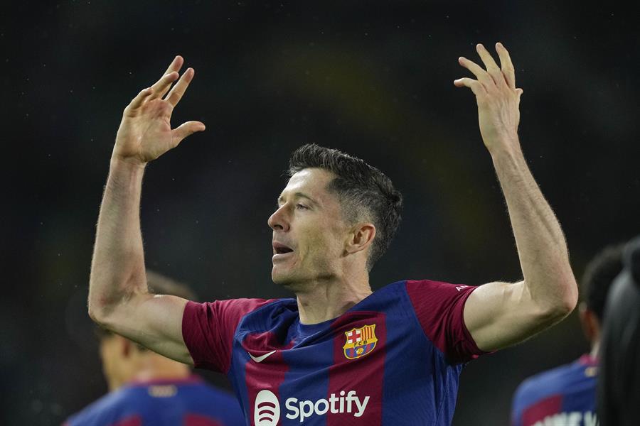 Lewandowski, con un hat-trick, al Barcelona ante Real Madrid
