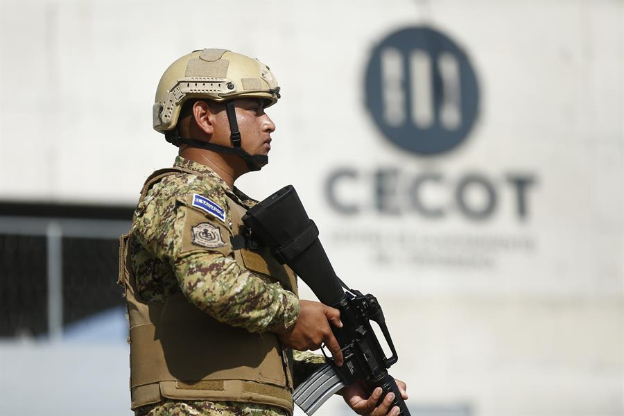 Familiares de venezolanos presos en El Salvador piden a Bukele liberarlos