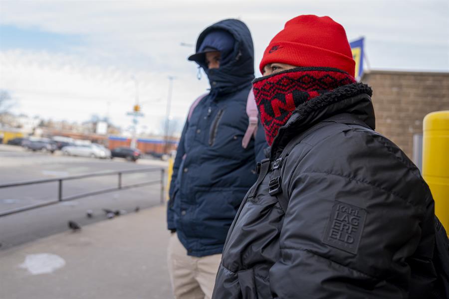Inmigrantes salen a ganarse la vida pese al miedo a las redadas en Nueva York