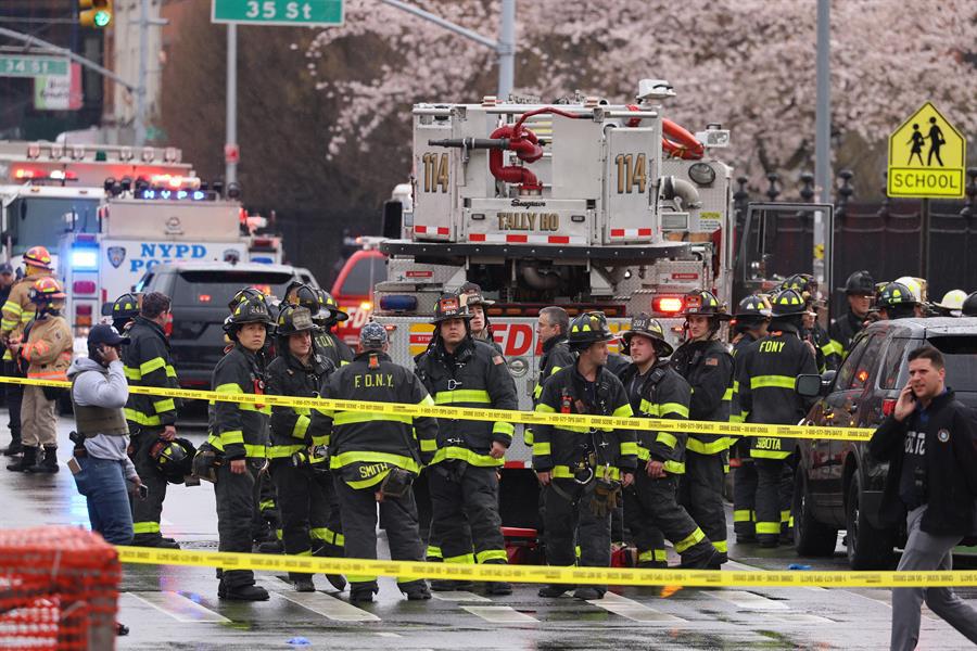 Nueva York busca al hombre que abrió fuego en el metro y dejó 16 heridos