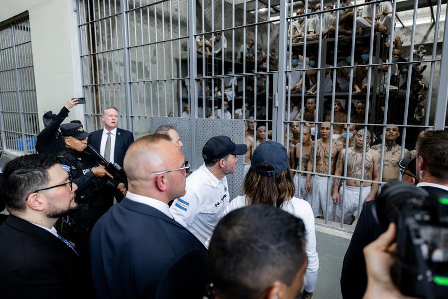 Noem recorre la megacárcel salvadoreña con migrantes detenidos