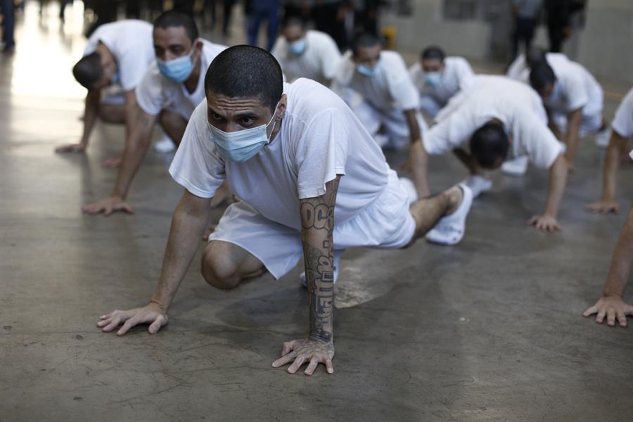 Familiares de venezolanos presos en El Salvador piden a Bukele liberarlos