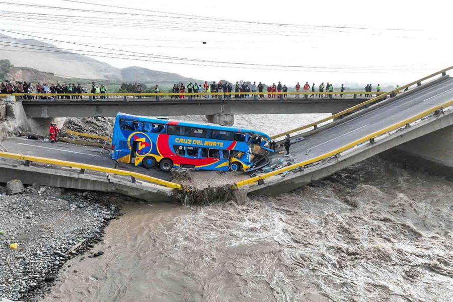 Colapso de un puente deja al menos tres fallecidos en Perú