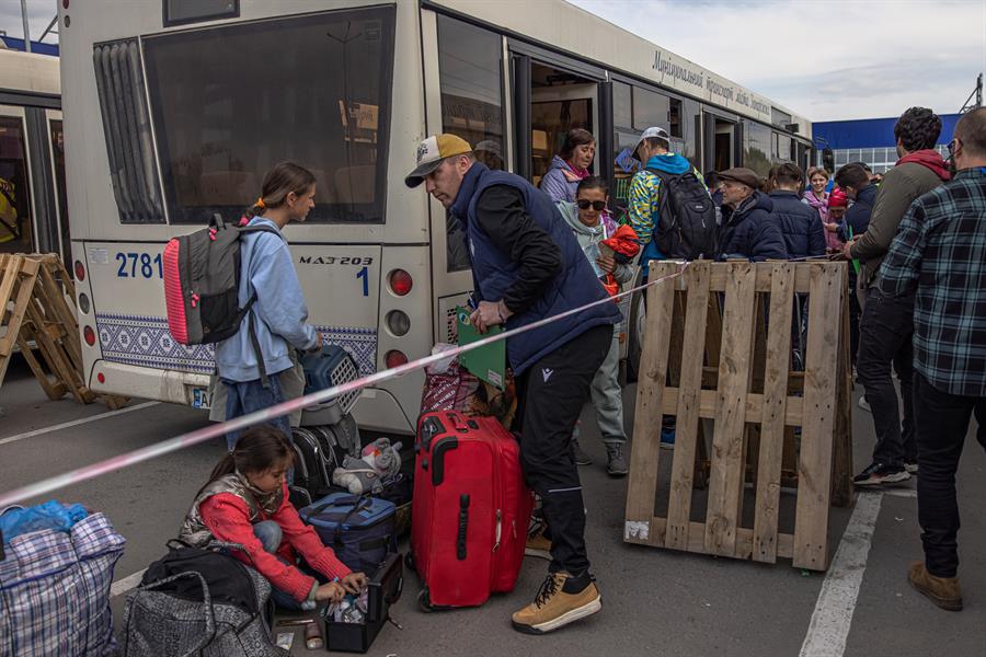Las personas evacuadas de la planta siderúrgica Azovstal, la ciudad de Mariupol y las áreas circundantes se reúnen después de llegar en autobuses en Zaporizhzhia, Ucrania, el 3 de mayo de 2022. Fotografía: EFE