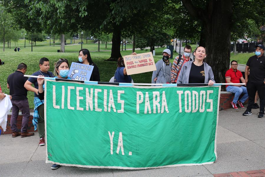 Indocumentados podrán solicitar licencias de conducir en Massachusetts, EE UU