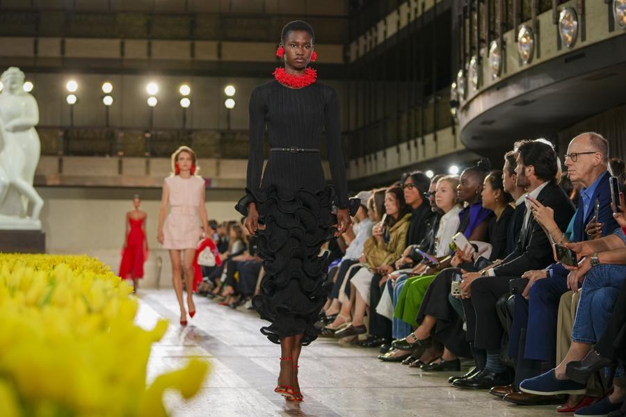 La marca Carolina Herrera celebra 45 años de moda fiel a su identidad