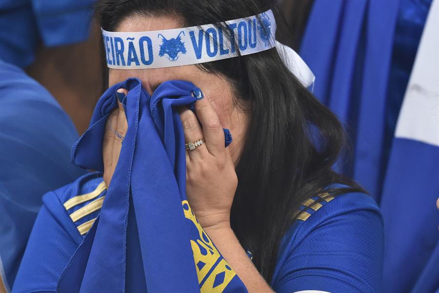 Una aficionada de Cruzeiro llora al celebrar al final de un juego del torneo Brasileirao serie B ante Vasco da Gama.