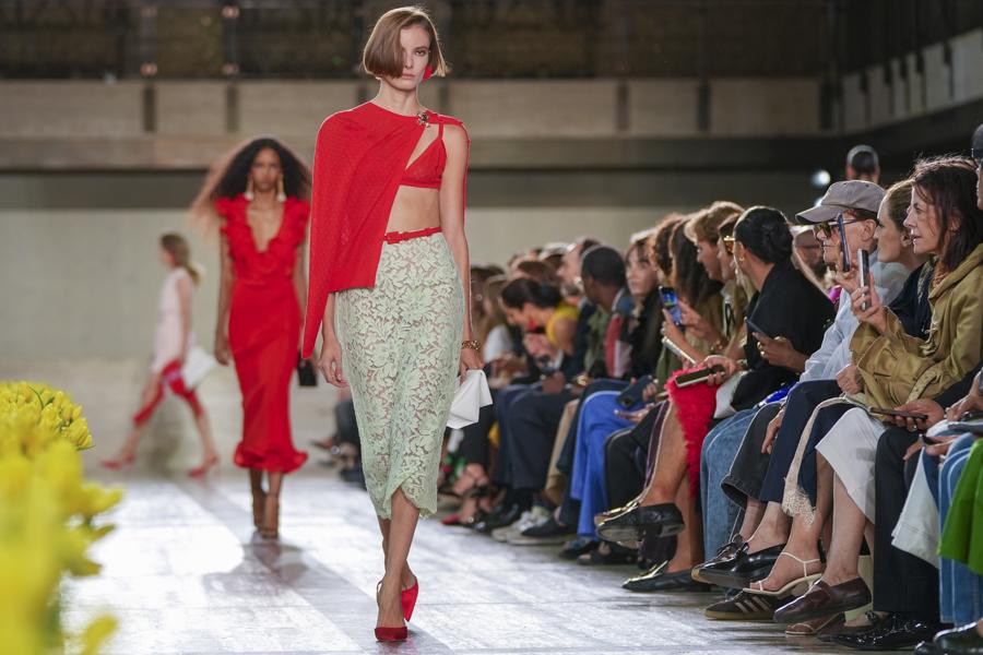 La marca Carolina Herrera celebra 45 años de moda fiel a su identidad