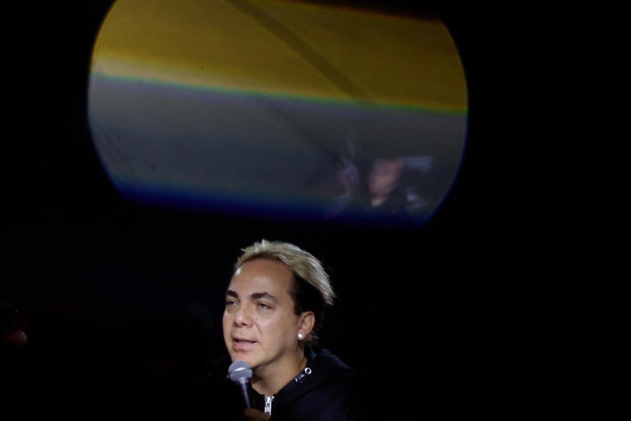 Cristian Castro lleva su lado metalero a un nuevo álbum con La Esfinge