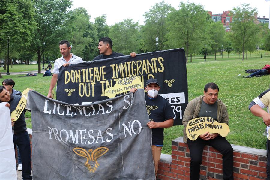 Un grupo de personas sostiene pancartas que pide licencias de conducir para todos los inmigrantes durante una manifestación el viernes 3 de junio en Boston, Massachusetts. EFE/Iñaki Estívaliz