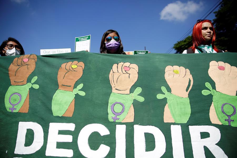 La prohibición del aborto en El Salvador sigue “cobrando vidas”, señala ONG
