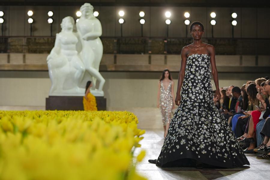 La marca Carolina Herrera celebra 45 años de moda fiel a su identidad