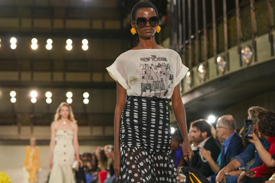 La marca Carolina Herrera celebra 45 años de moda fiel a su identidad