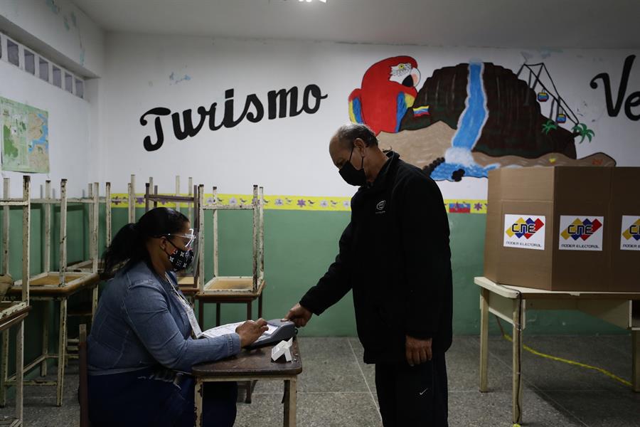 Abren los primeros centros de votación en Venezuela para elecciones regionales y locales