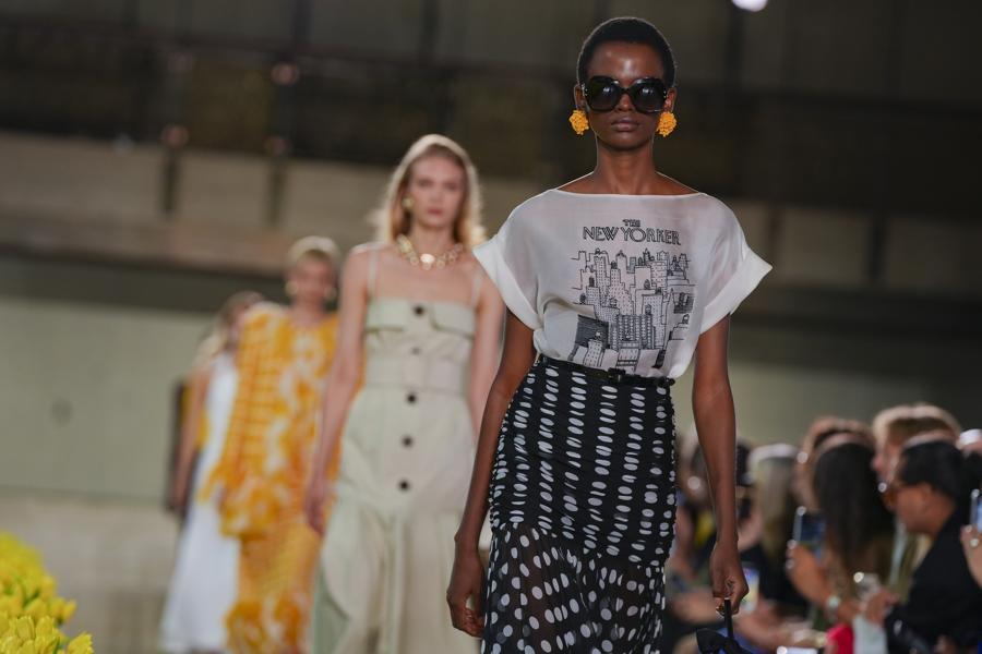 La marca Carolina Herrera celebra 45 años de moda fiel a su identidad