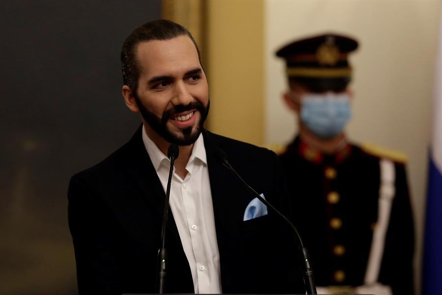 “Dictador de El Salvador”: Bukele causa revuelo con su biografía de twitter