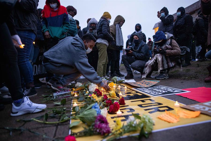 Dos años de cárcel para la expolicía que mató a un afroamericano “por error”