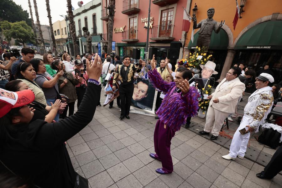 México vuelve a cantarle a Juan Gabriel 10 años después de su muerte