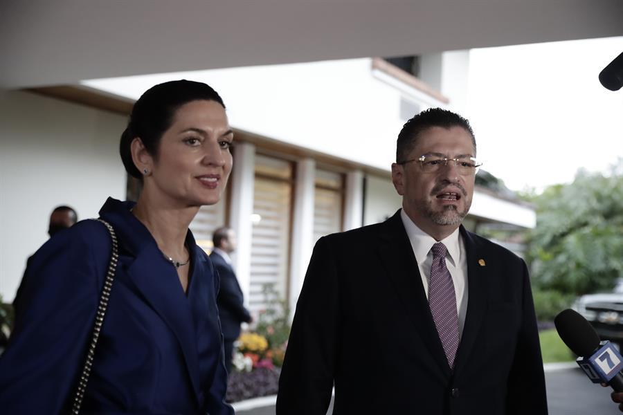 El presidente de Costa Rica anuncia medidas ante los altos precios de los combustibles