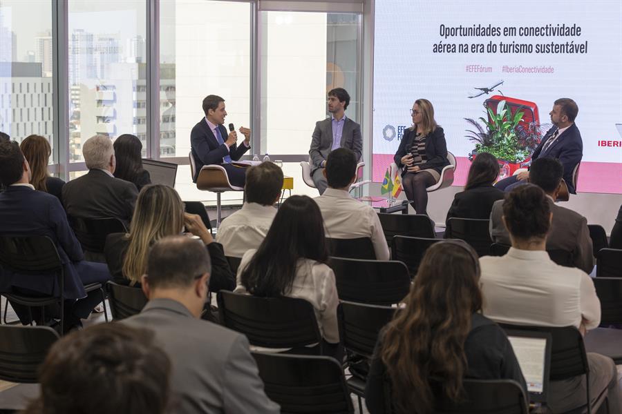 De izquierda a derecha, el director de Agencia EFE en Brasil, Manuel Pérez, el gerente comercial del Aeropuerto de Guarulhos, Joao Pita, la directora comercial de Iberia para Latinoamérica, Marina Colunga y el presidente de Embratur, Marcelo Freixo, hablan durante un foro este miércoles en Sao Paulo (Brasil).