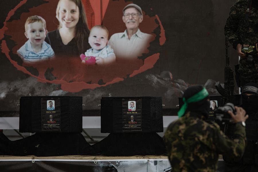 Hamás entrega los ataúdes con los cuerpos de cuatro rehenes israelíes