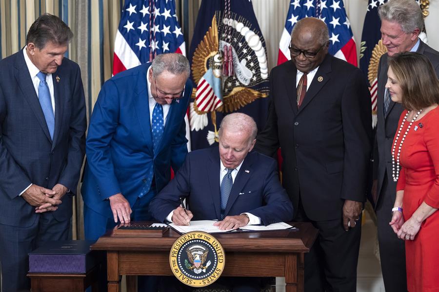 Biden firma la Ley de Inflación, “una de las más importantes de la historia”