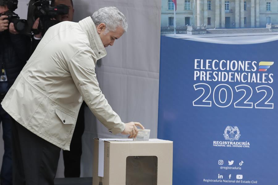 Presidente Duque vota y pide a los colombianos ir a las urnas “sin odio”