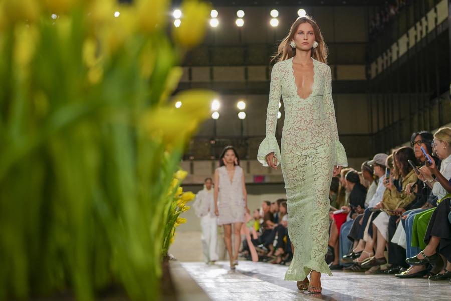 La marca Carolina Herrera celebra 45 años de moda fiel a su identidad