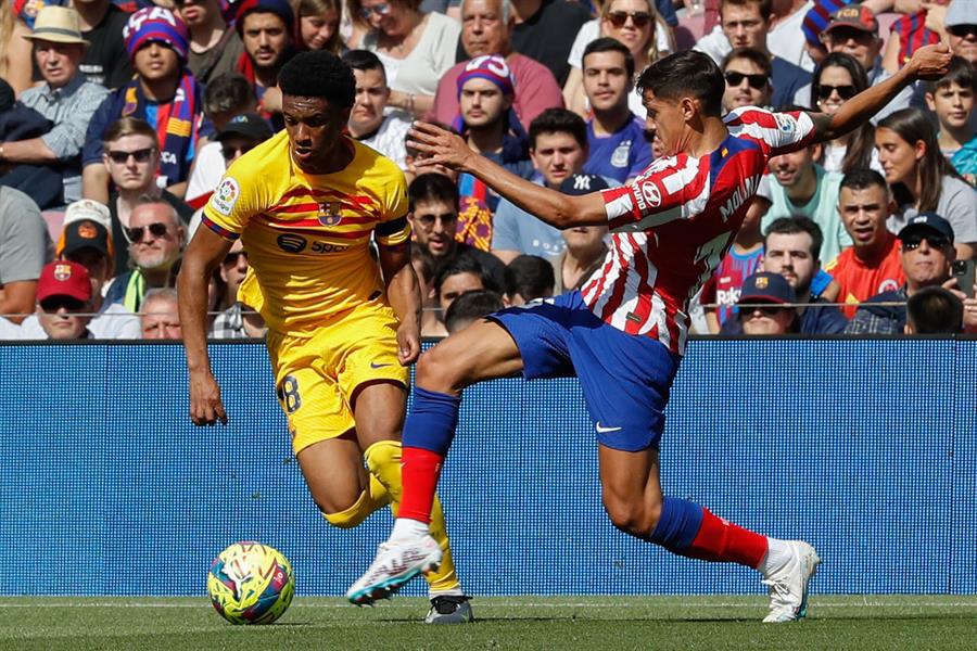Barcelona derrota al Atlético de Madrid y consolida el liderato